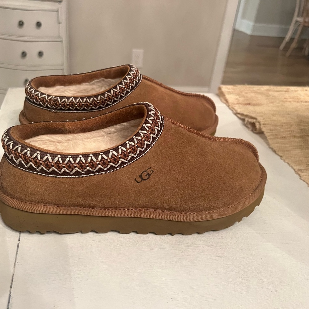 authentic UGG tasman slippers. size 8